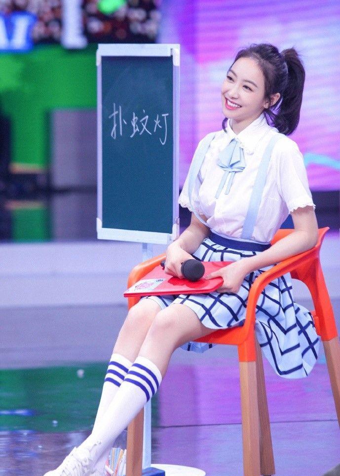 宋茜穿白衬衫格子裙, 这是每一个学生都梦想的校服呀