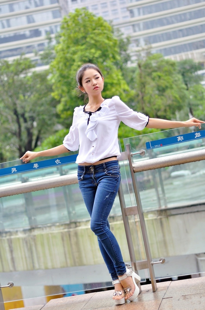 小区里一个清纯怡人,十八岁的花季少女!|姑娘|人像摄影|少女_新浪新闻