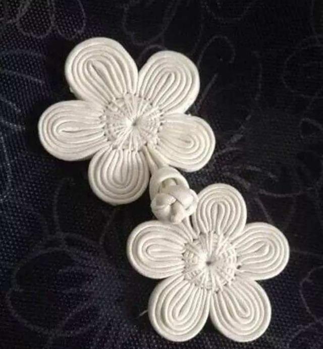 盘扣的种类良多,罕见的有蝴蝶盘扣,蓓蕾盘扣,缠丝盘扣,镂花盘扣等.