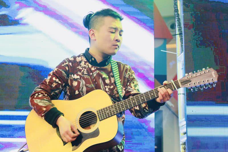 泉州楽手刘德隆木吉他演奏