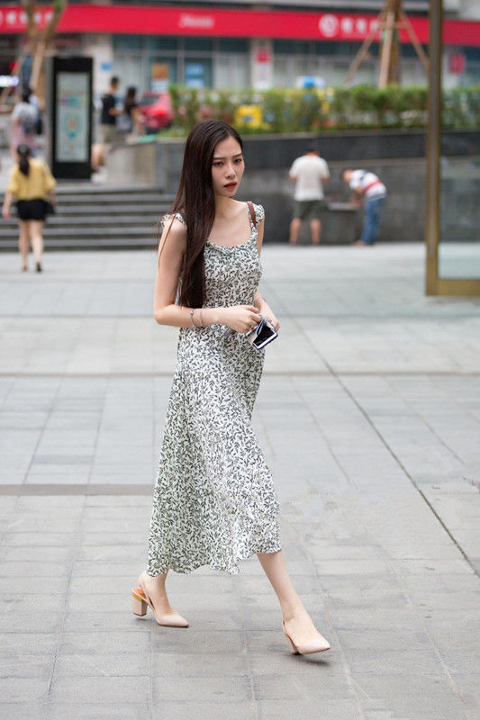 路人街拍牛仔裤搭配吊带装小姐姐时尚性感美丽大方