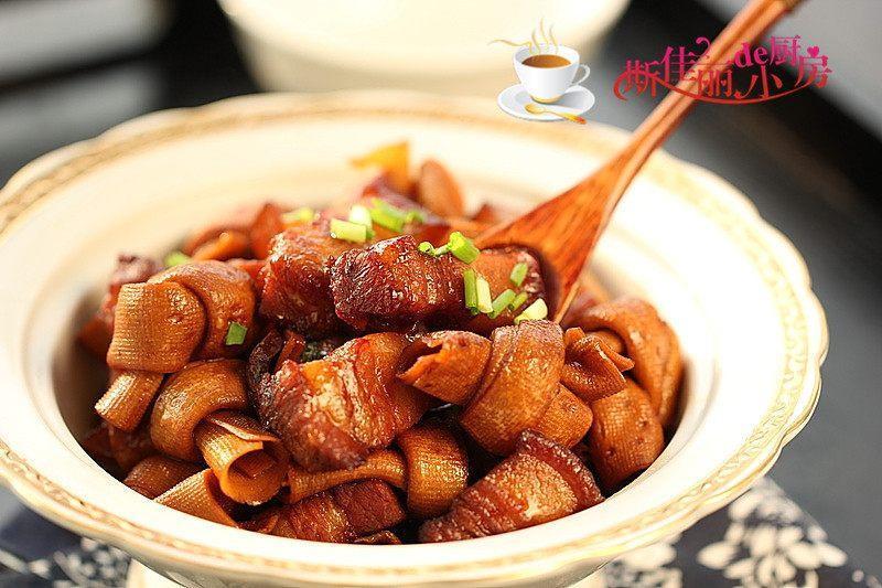 【千张结烧肉】原料: 五花肉 千张结制作:1. 准备好原材料; 2.