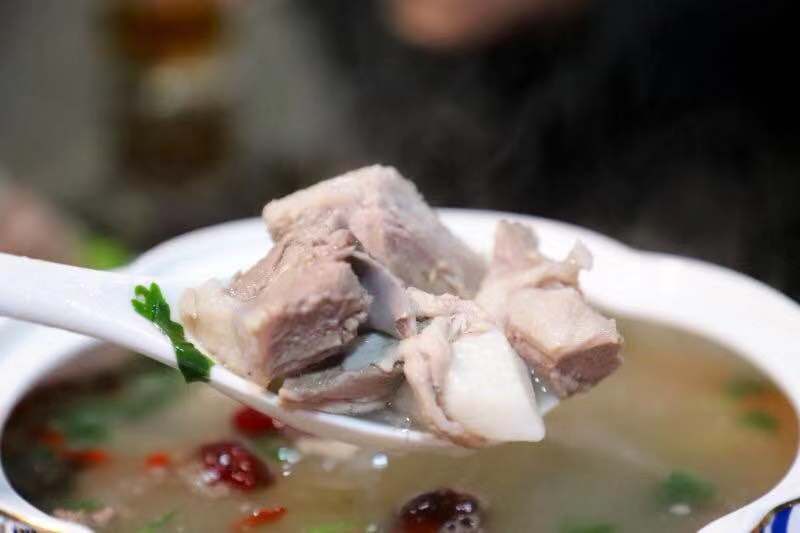 滋补羊肉汤小知识:宁夏盐池县草场资源,畜牧业资源富集,因此养育出来