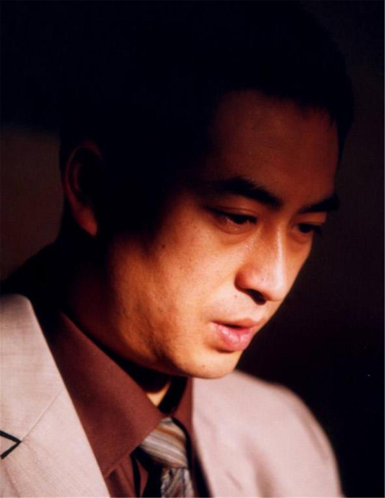 张嘉译火了以后拍的戏越来越多,也不乏和一些年轻的女演员的合作.