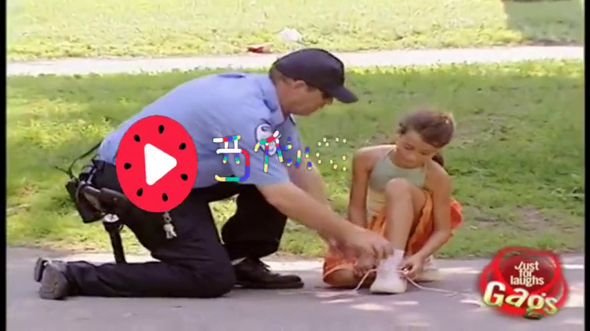 街头恶搞:小女孩丢下鞋子就走还叫来了警察