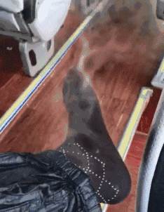 这才是真正的香港脚,看看穿着袜子冒烟了!