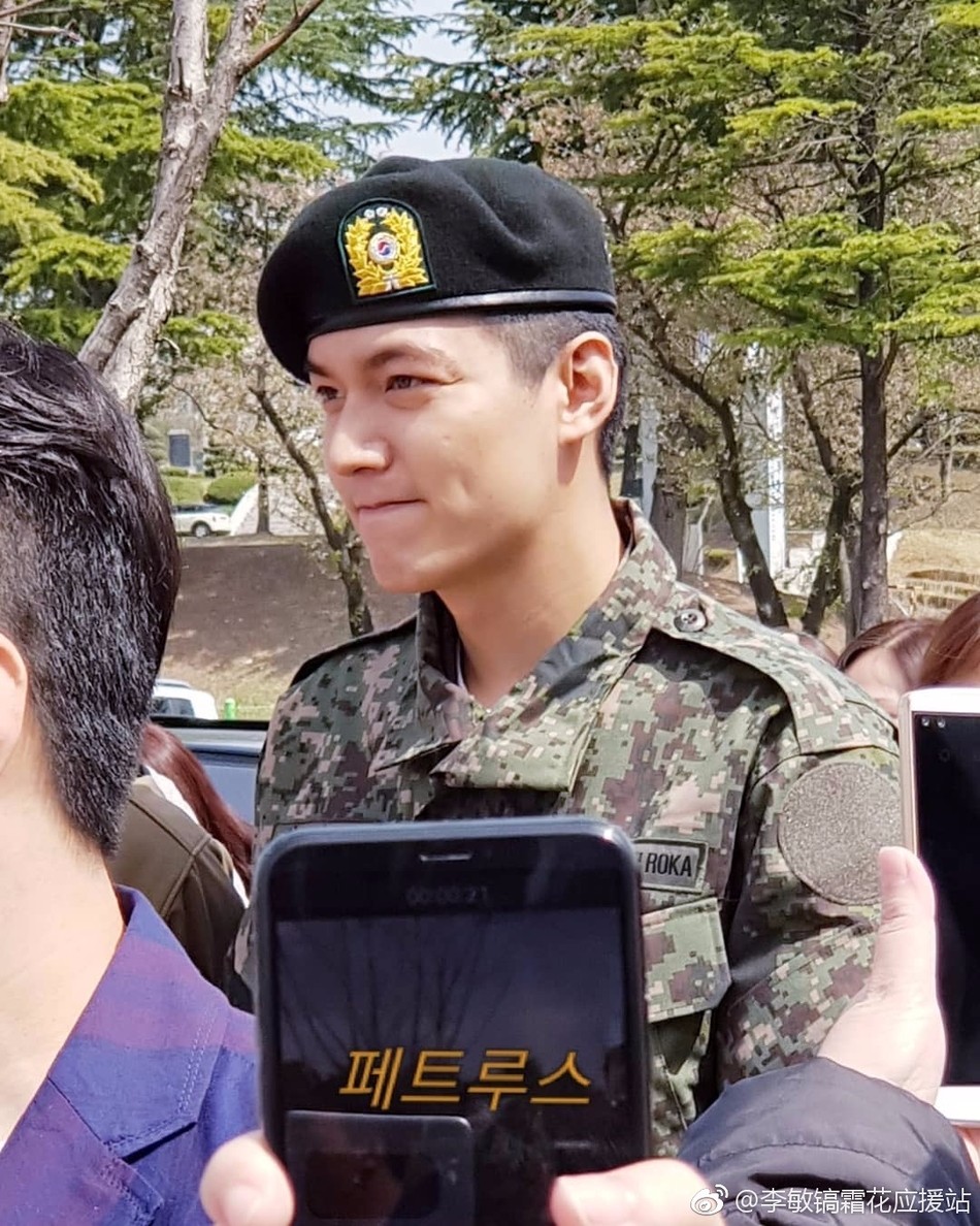 李敏镐现身军事训练结业典礼,身穿军装亮相变圆脸_新浪看点