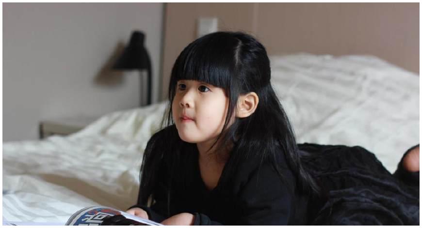 4岁女儿偷拿妈妈卫生巾用知道原因后妈妈羞愧的无地自容