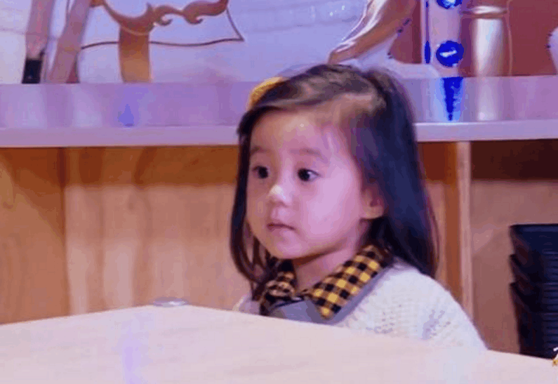 咘咘的一个举动,不小心暴露了梧桐妹的地位,贾静雯很惊讶