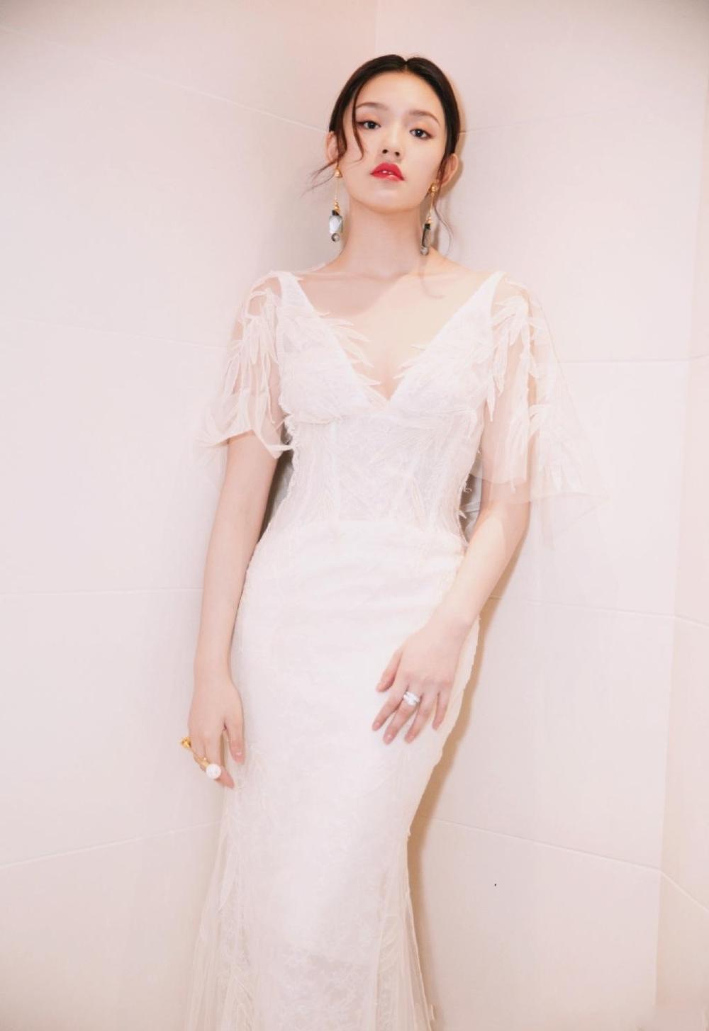 林允浓妆艳抹穿v领鱼尾裙女人味满满的