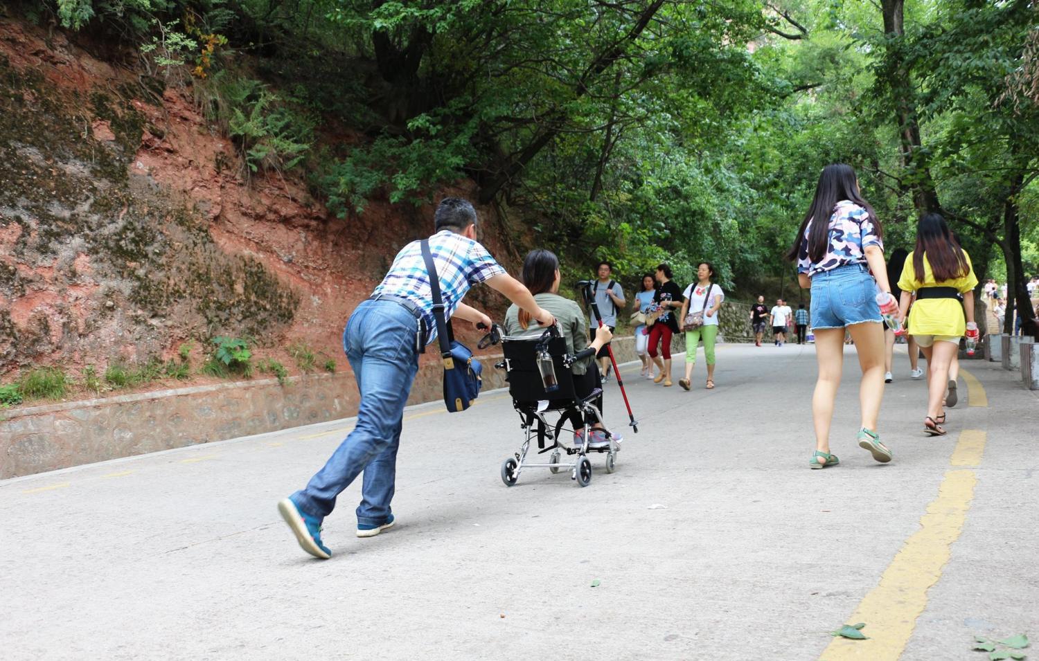 暑假父亲推轮椅带女旅行 , 我真的哭了