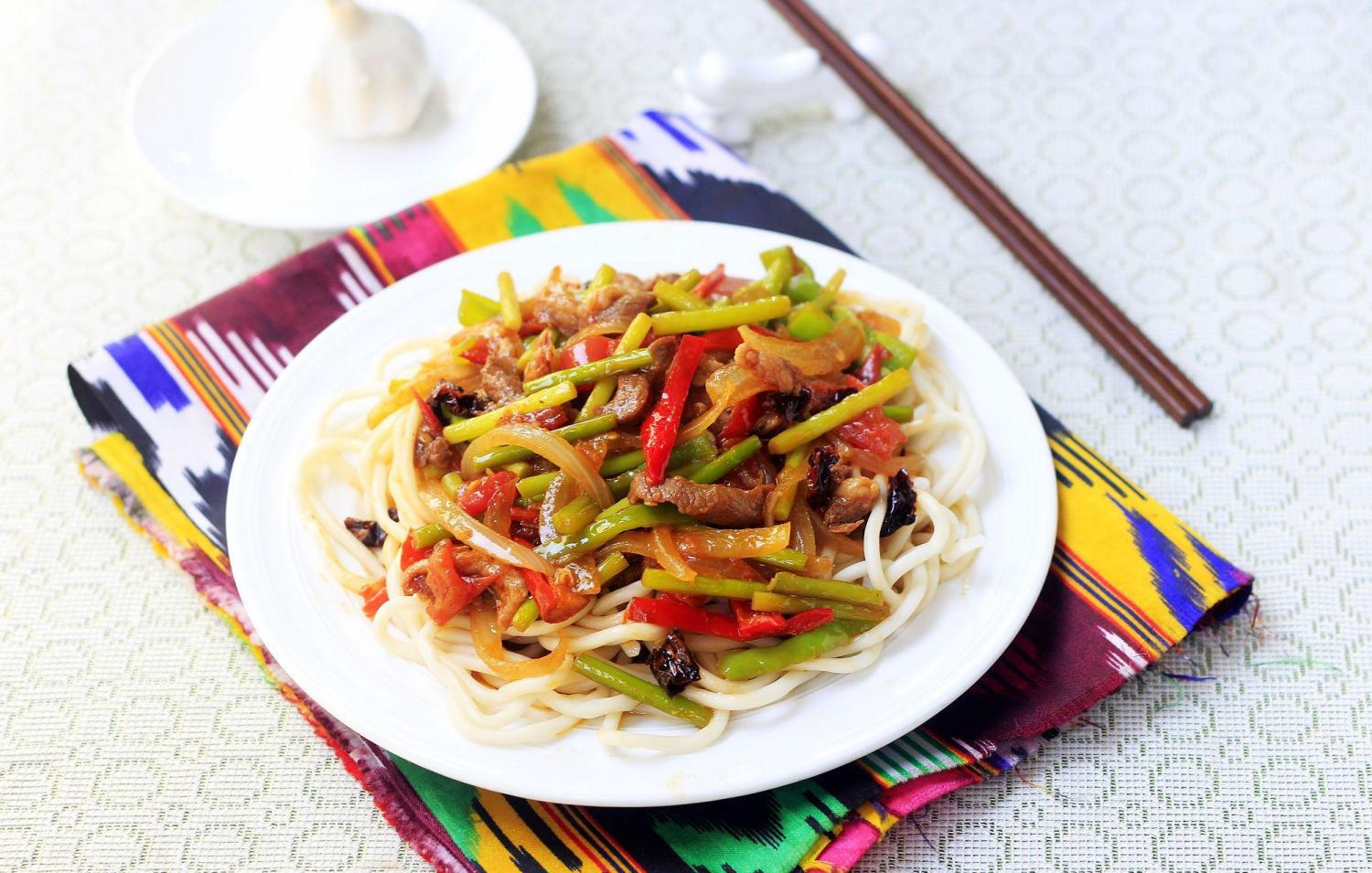 这盘拌面不用擀不压, 肉与菜的完美结合, 耐饿又解馋|新疆_新浪新闻