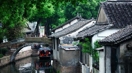 这里家家临水,户户通船,有着"水乡小桥多,人家尽枕河,柳桥通水市,河港