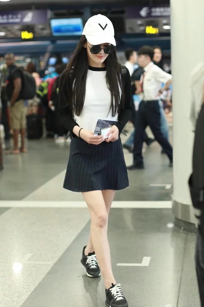 170cm张馨予腿可真长,穿条纹短裙秀身材,秒变18岁少女样儿!