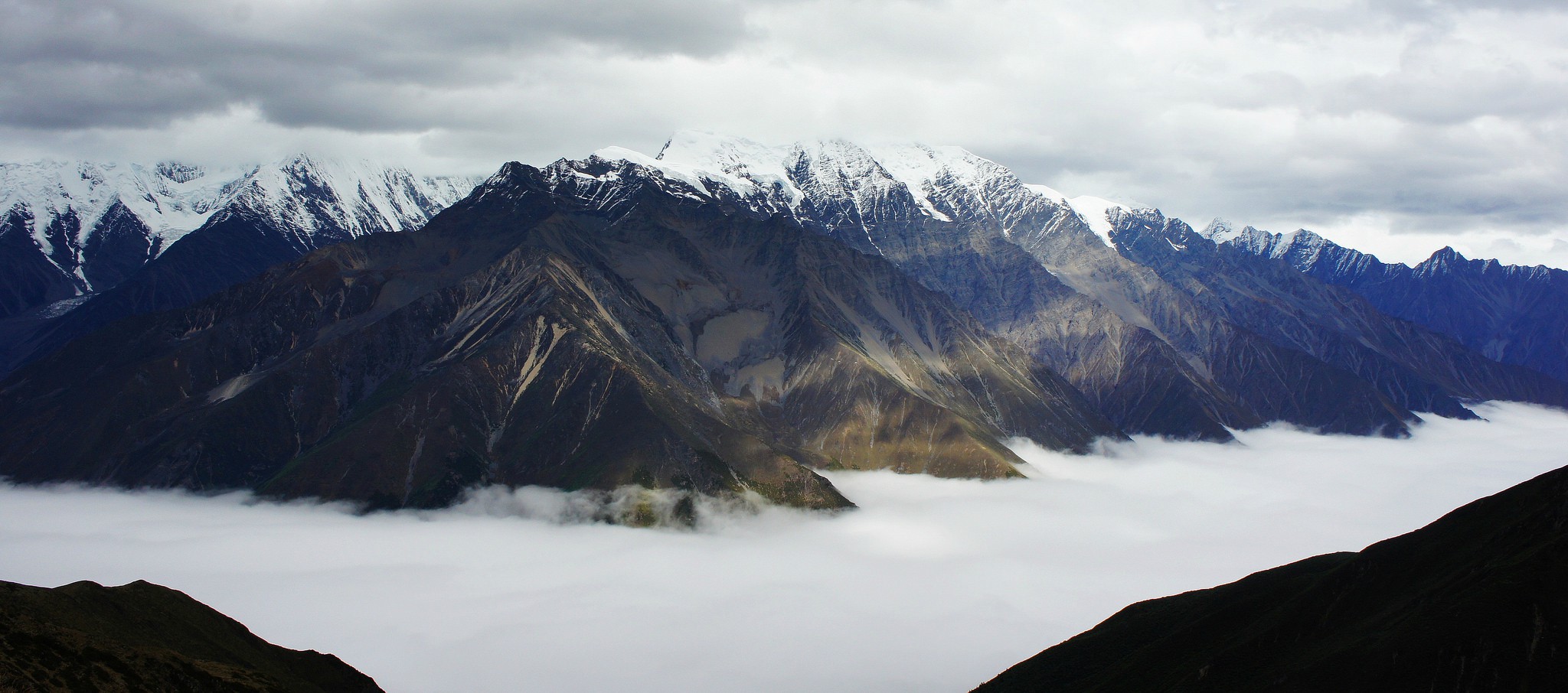 贡嘎山位于中国四川省甘孜藏族自治州境内主峰海拔7556米
