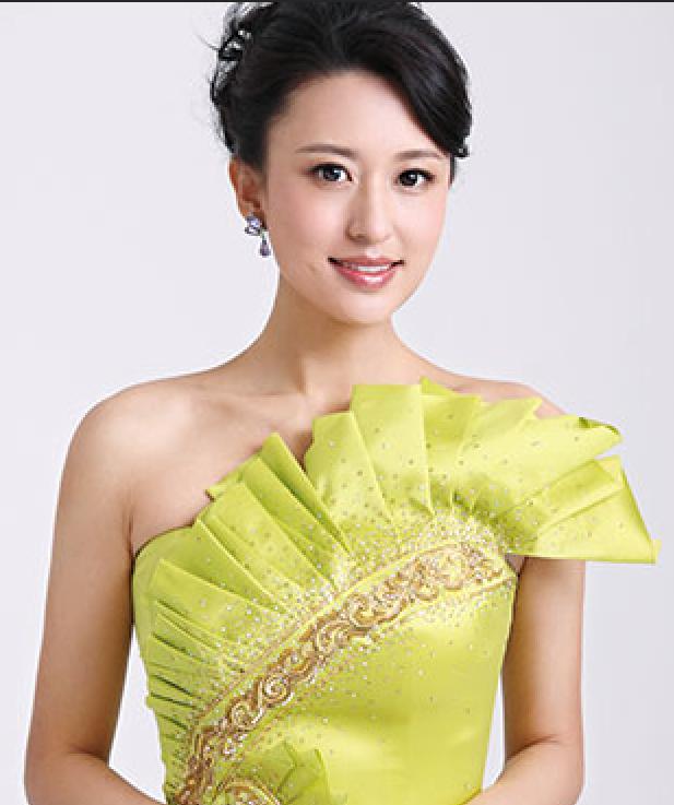 婚后重新回归央视的名主持张蕾,甜美秀丽,亲切大方