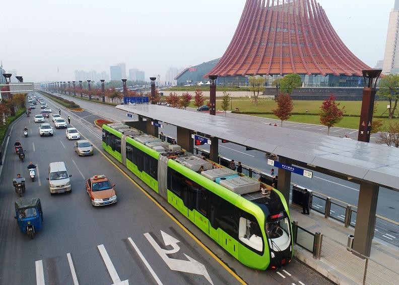 全球首列智轨列车, 已经在湖南株洲开跑, 载客量是公交的五倍!