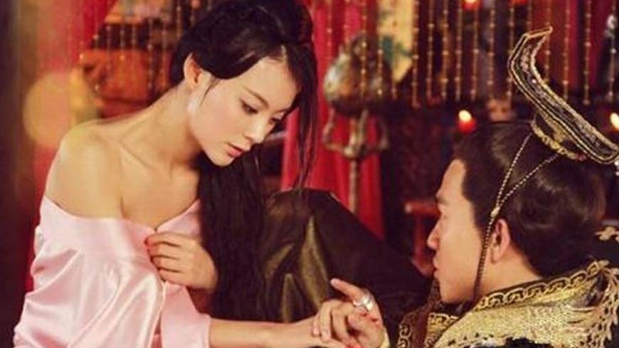 妃子衣衫不整出现在皇帝面前,皇帝大骂儿子"畜生",却无可奈何