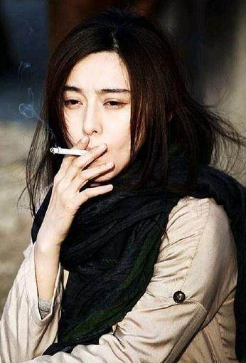 没想到女神范冰冰也会抽烟,范爷这个烟抽的也是相当的潇洒,这披头散发