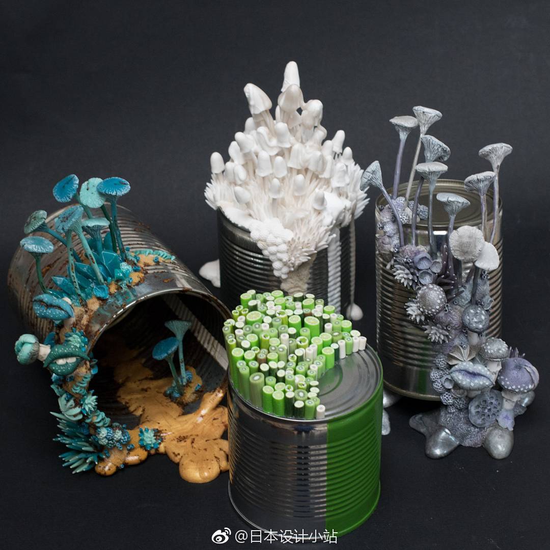 被废弃的易拉罐,碎盘子等物品在艺术家手中变身艺术品.