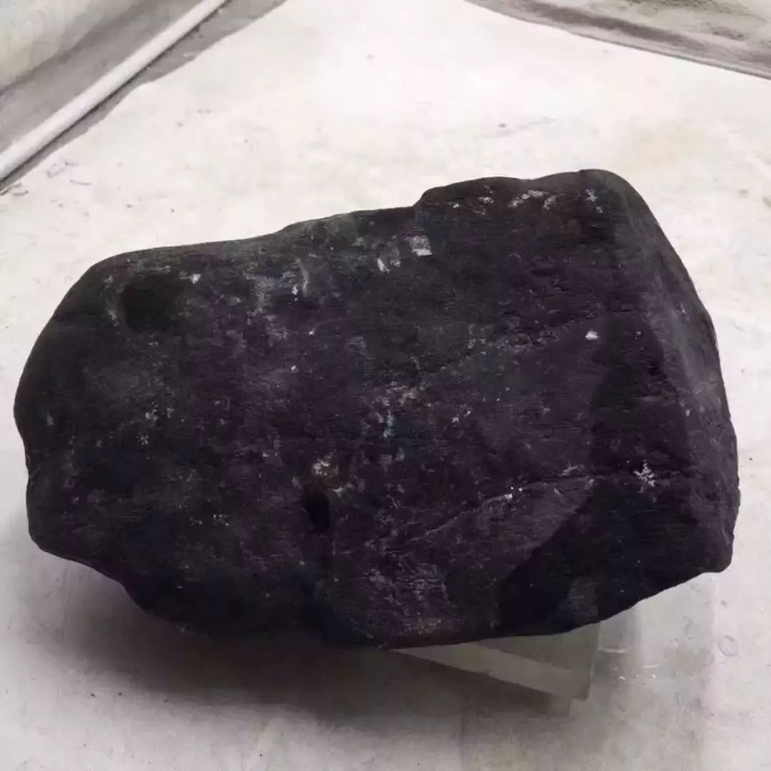 皮黑如漆,遍布色带的翡翠原石,刀刀崩塌,却被他雕刻得栩栩如生