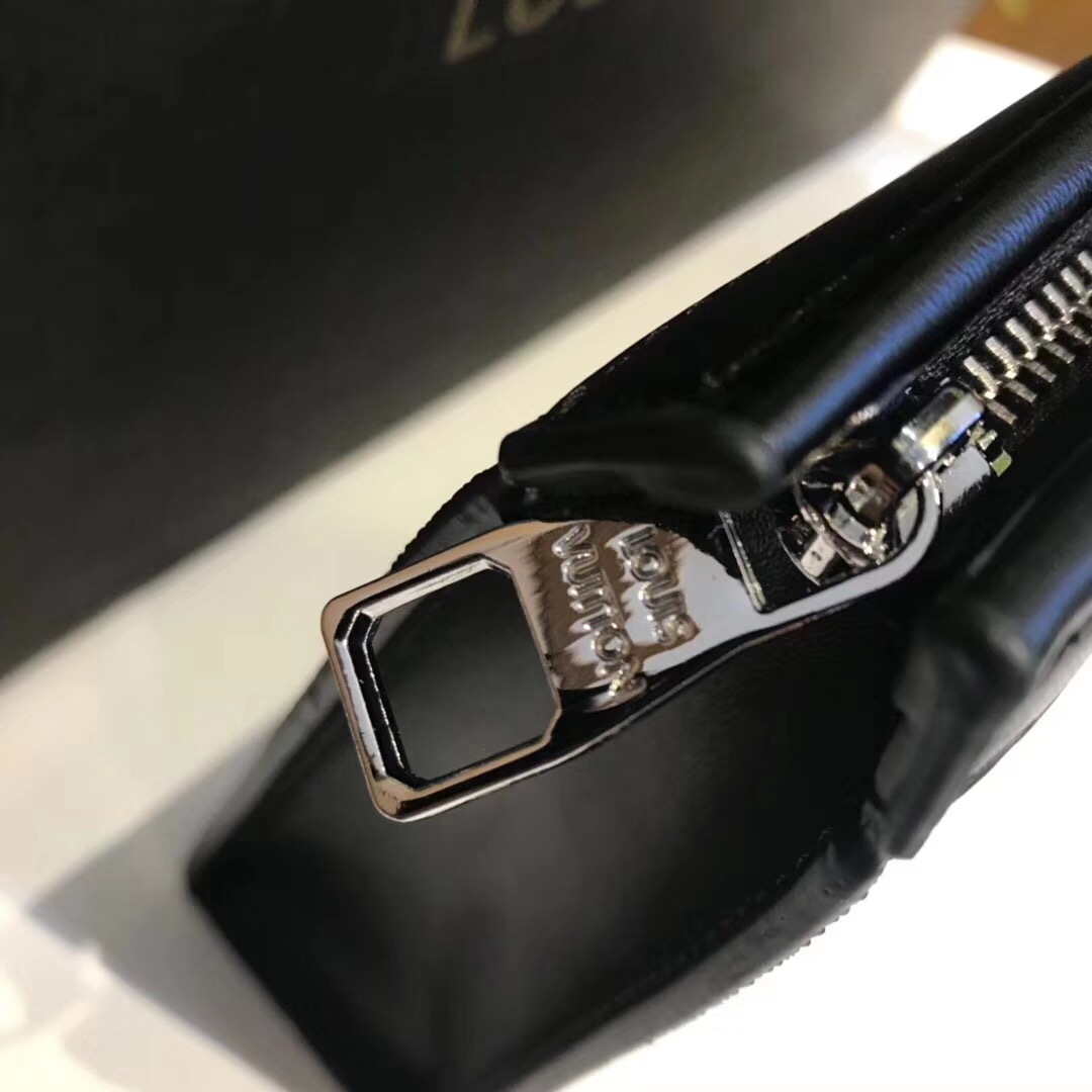 型男必备Lv最新款男士椰子树手拿包!