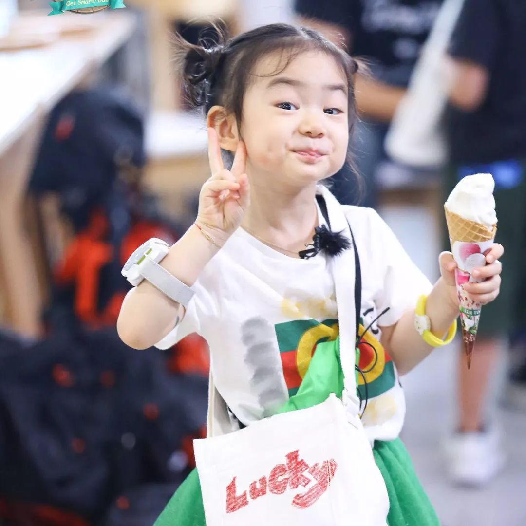 戚薇女儿古灵精怪十分圈粉,粉丝就不爱戚薇了?网友:女儿更美