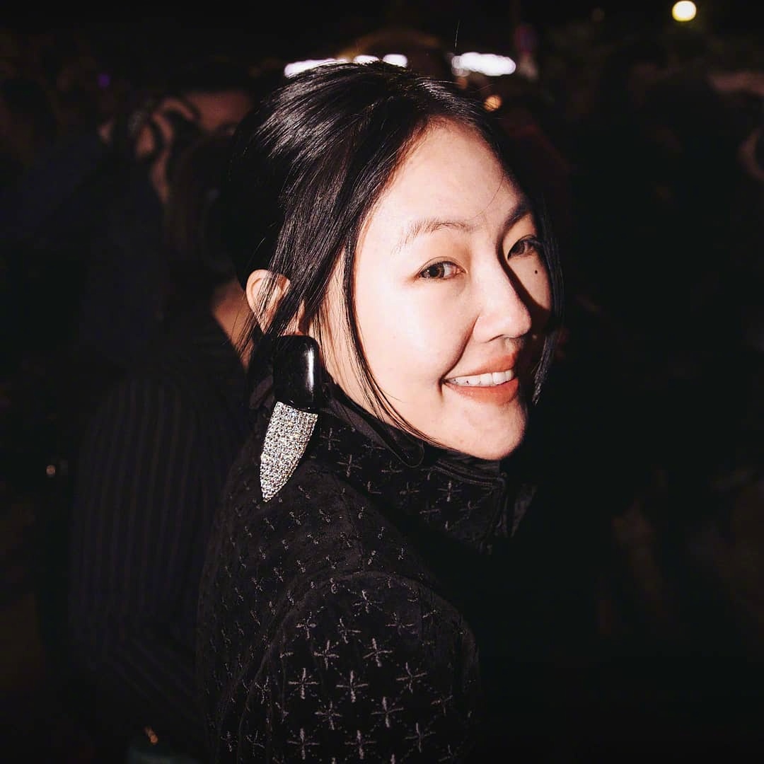 出席saintlaurent2019春夏系列发布秀的小s李圣经戚微