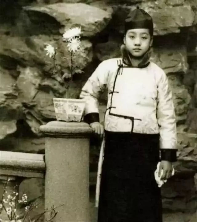 老照片:图四的丫鬟比小姐漂亮,你见过女扮男装的人吗