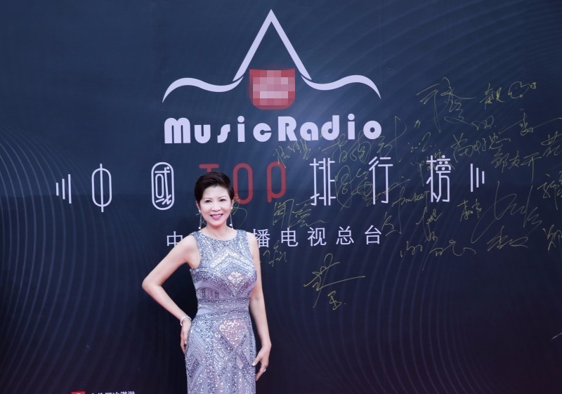 杭天琪一身闪钻礼服出席活动称为新生代歌手颁奖很开心