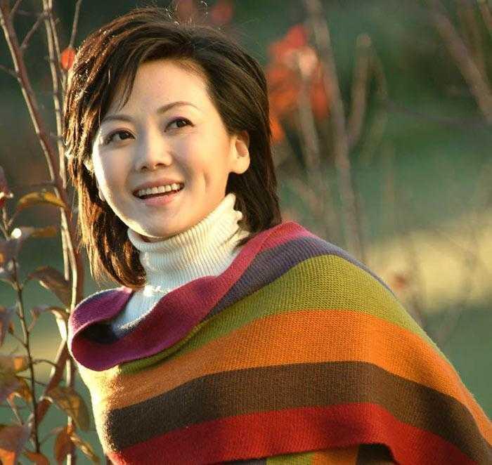 她曾是央视台花主持海峡两岸成名如今41岁依然美艳