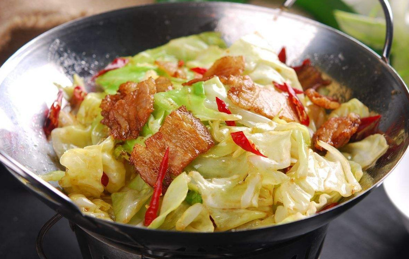干锅包菜如何做出饭店味道?62岁大厨说,很多人不知道这关键3步