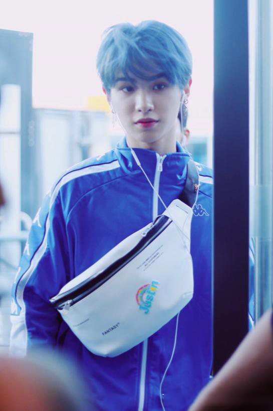 黄明昊身穿蓝色运动装现身上海机场,元气满满的少年了解一下!