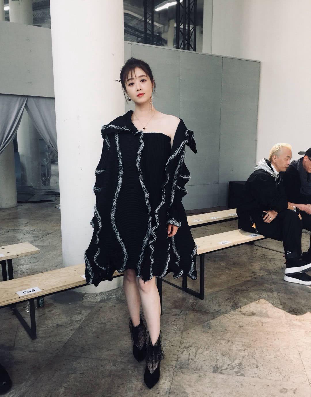 蒋欣时装周穿镶边黑裙看秀,虽是微胖身材,气质却很出众!