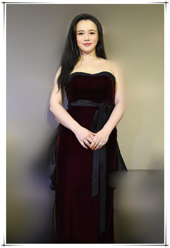 体重才96斤的冉莹颖从外表上绝对看不出来她才只有那么一点重,丰满的