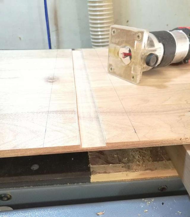 小型雕刻机开槽,小家伙没少帮忙.