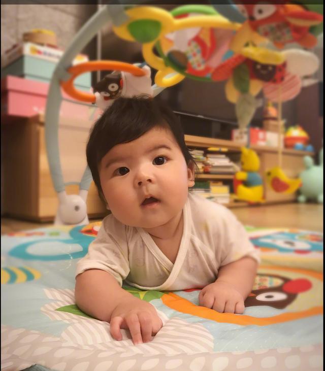 贾静雯: 波妞的颜值快要赶超姐姐了, 咘咘洗澡终于有人陪着了