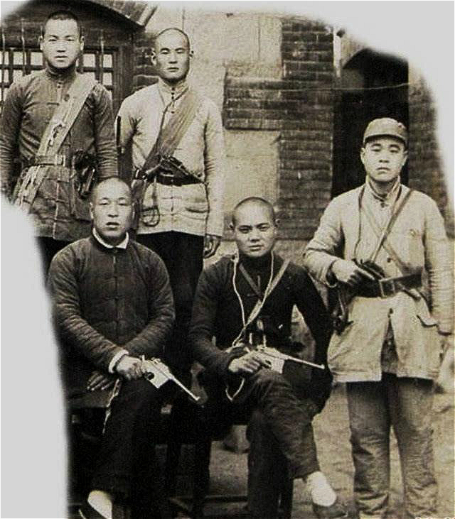 这两支队伍的指挥者是益子重雄,因而又被称之为"益子挺进队".