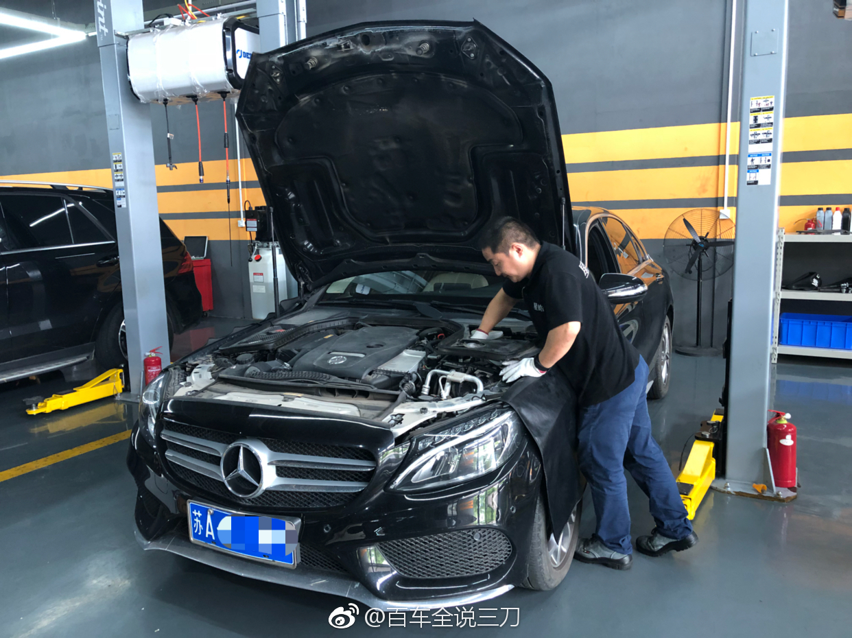 来看看朋友开的修理厂,原来奔驰dt级维修技师,我总觉得车有些异响