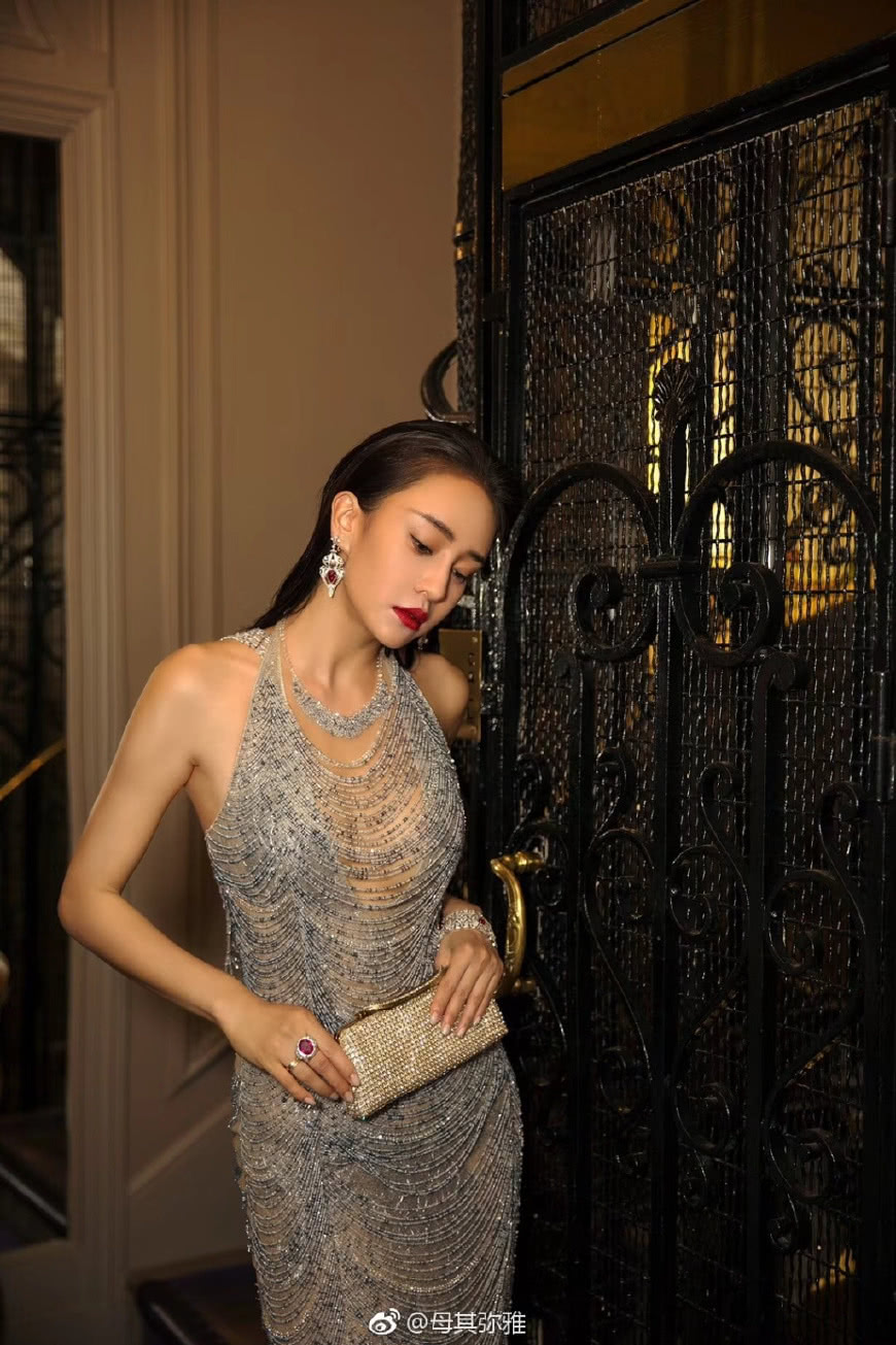 31岁母其弥雅穿绿色t恤牛仔短裙青春时尚,网友:裙子的绑带不错