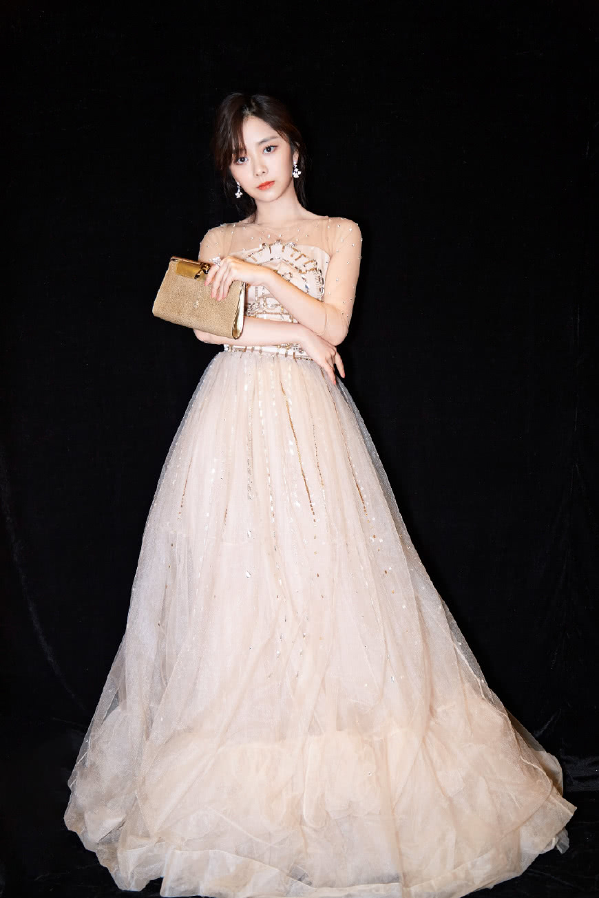 谭松韵波波头造型真减龄!28岁秒变成18岁,不愧是校园女神