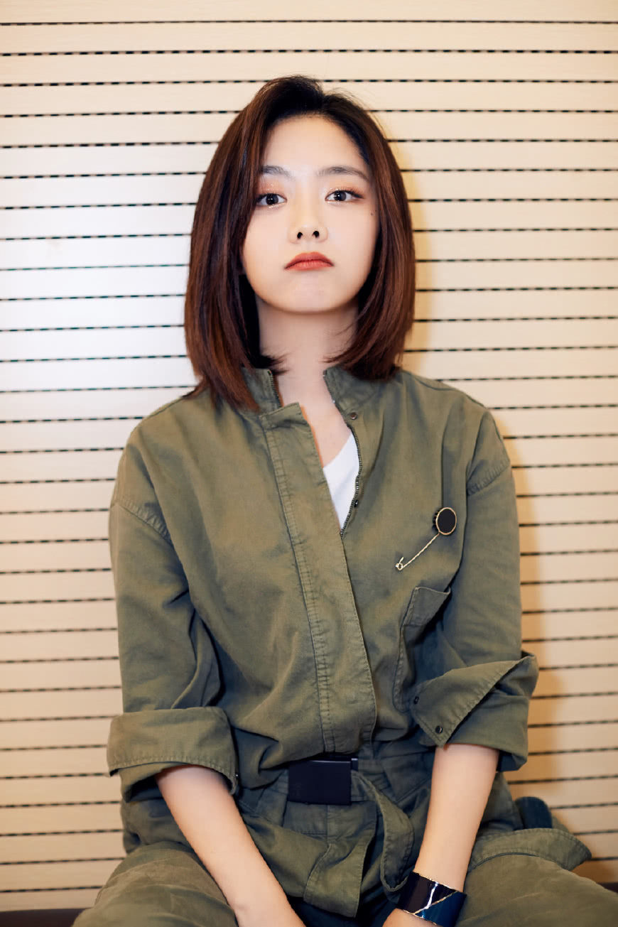 28岁秒变成18岁,不愧是校园女神|谭松韵|发型|造型_新浪新闻