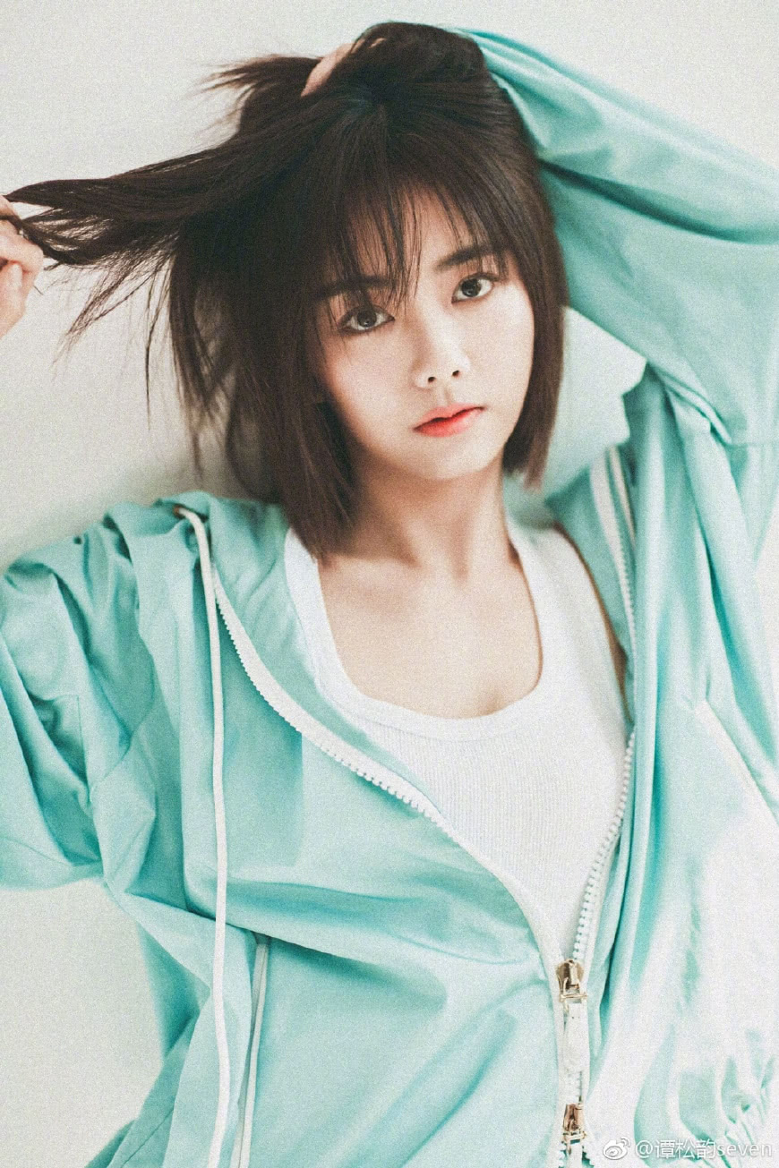 谭松韵波波头造型真减龄!28岁秒变成18岁,不愧是校园女神