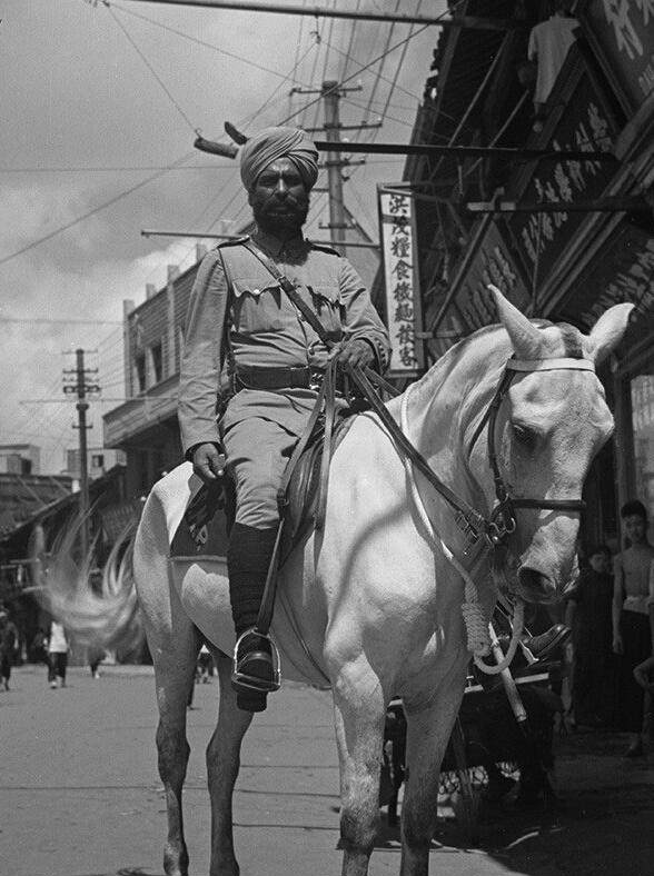 民国时期的租界巡捕,女巡警在搜身,最后一张服装奇特