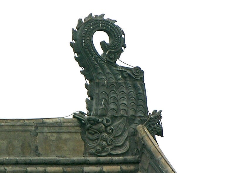 鸱吻,古人传说宫殿,庙宇等屋脊上装饰"龙吻兽"可避火灾,驱魑魅