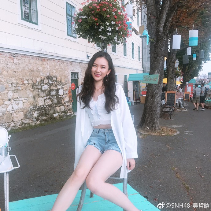 snh48前冠军吴哲晗生日前夕 调侃自己"洗脚婢"