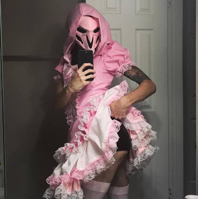 守望先锋抠脚大汉cos"粉红死神" 网友:超辣眼睛