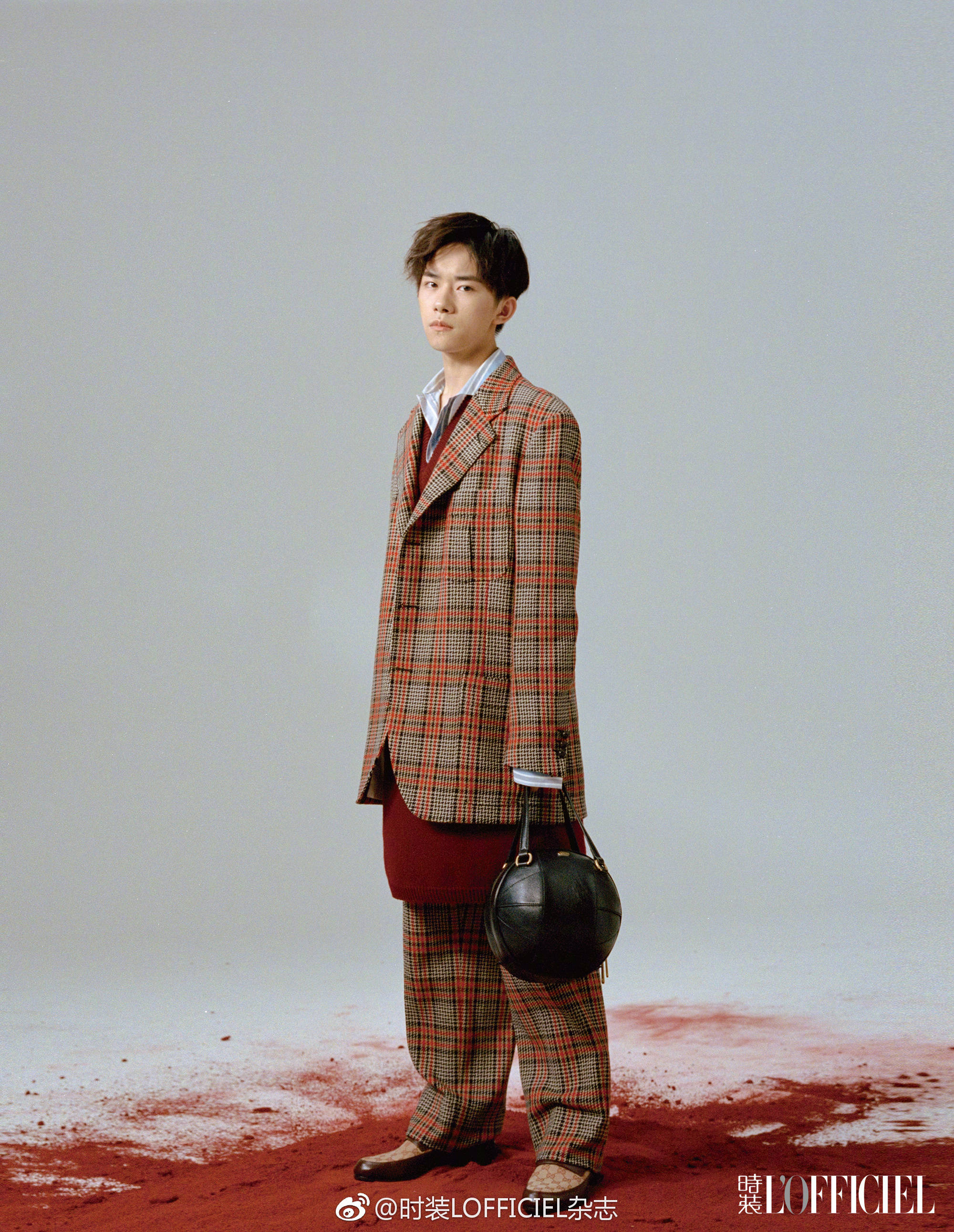 易烊千玺登《时装lofficiel》八月刊封面,风格多样,惊玺不断