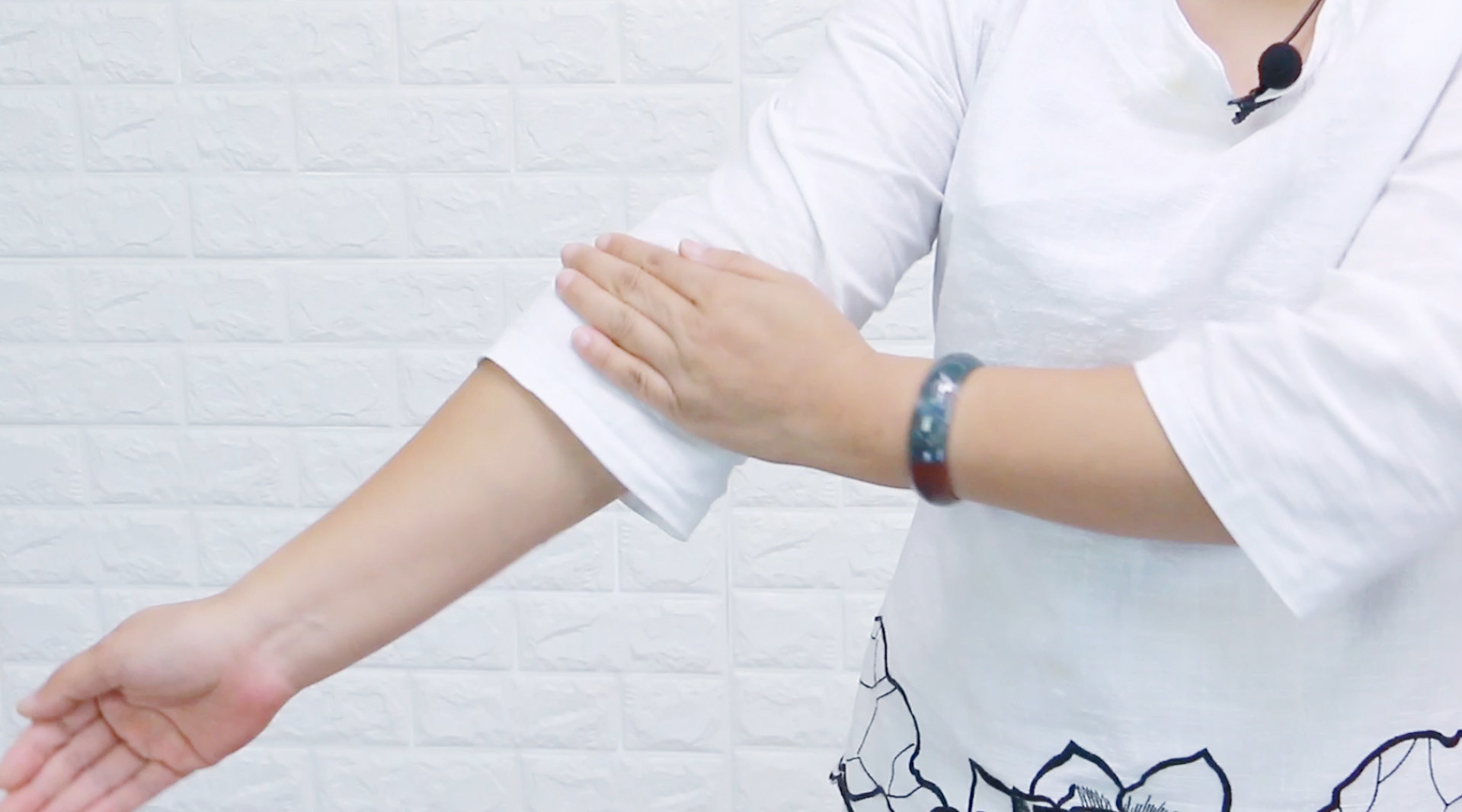 体态臃肿,头面出油,每天拍打10分钟祛湿开关,赶走体内湿气