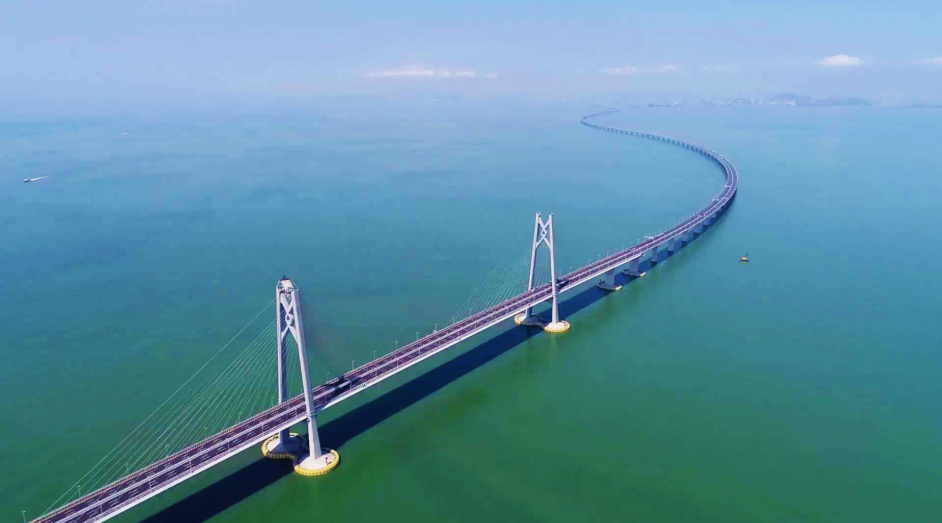 港珠澳大桥通车引全球关注 英国网友自嘲:给英国一百年也做不了